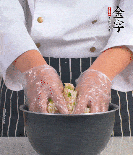 米飯中放西蘭花碎、咸肉丁，加少許黑胡椒、十來滴橄欖油拌勻。