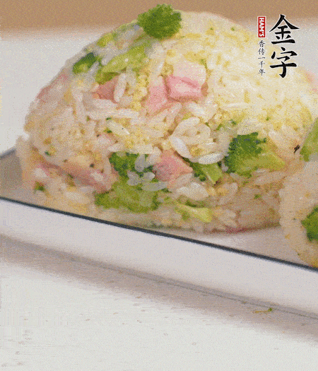 拌好的飯攥成飯團。