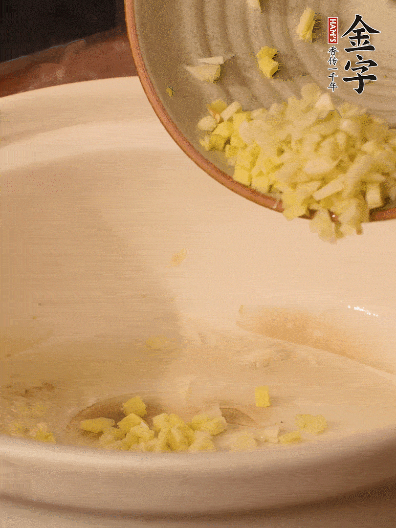 熱油下鍋，姜爆香。下冬瓜略微翻炒。