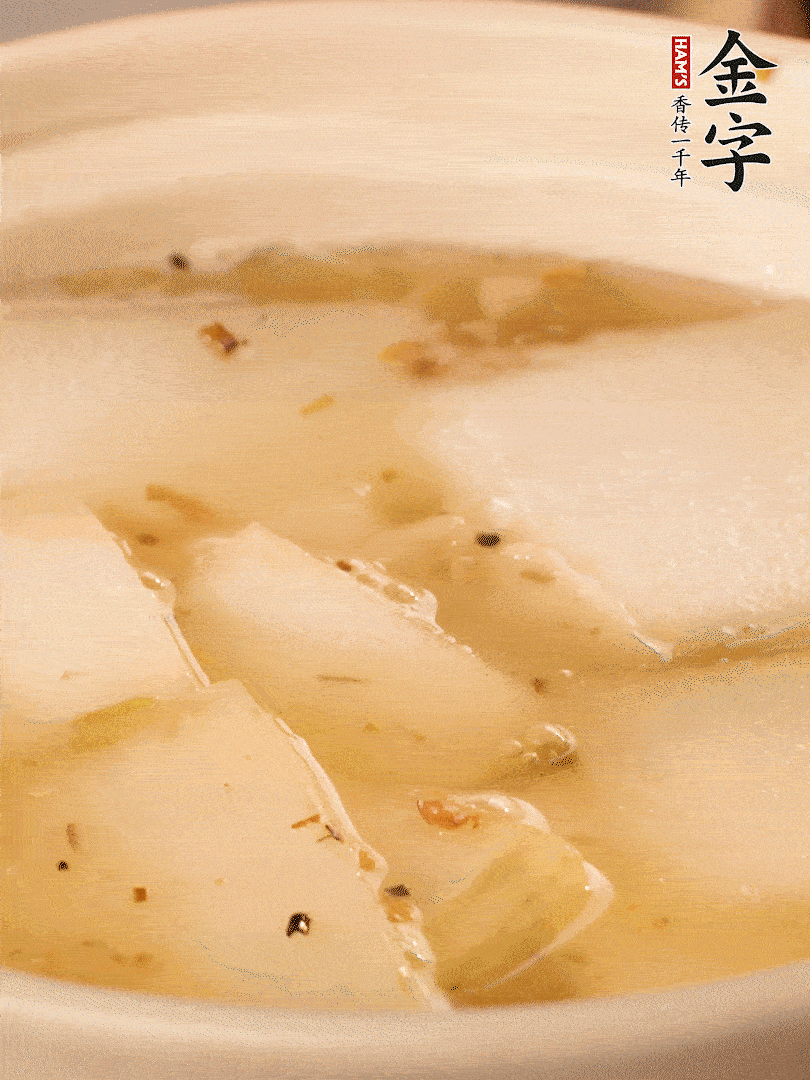 加入適量清水，再放咸肉，淋點(diǎn)黃酒添味。