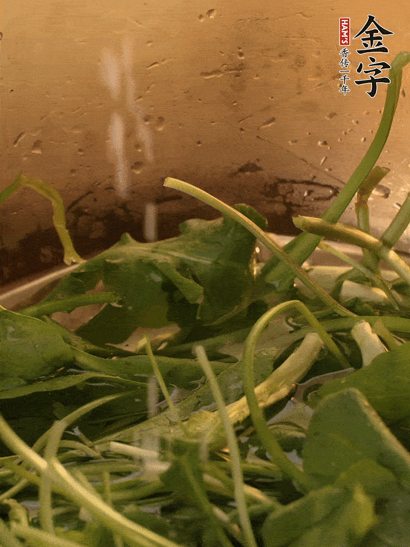 薺菜去掉根部，加小蘇打、鹽熱水沸騰燙軟。