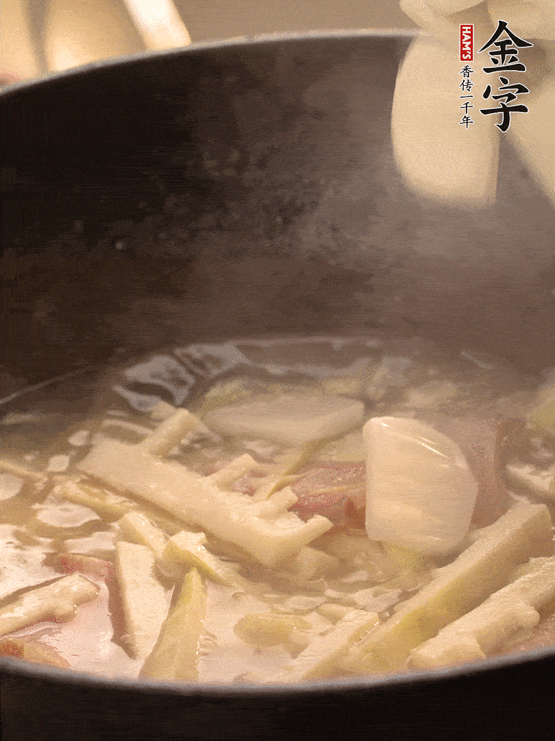 加一點(diǎn)開水后，放年糕燜2分鐘至軟。