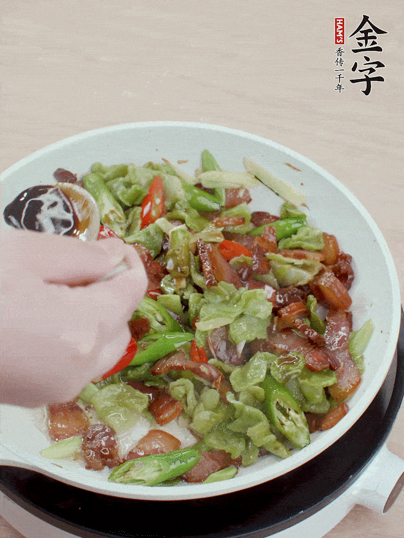 2勺生抽調(diào)味，最后撒蒜葉。