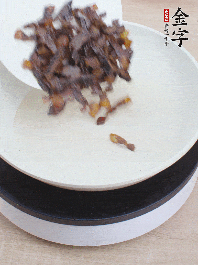 油熱倒醬油肉，編出香味。