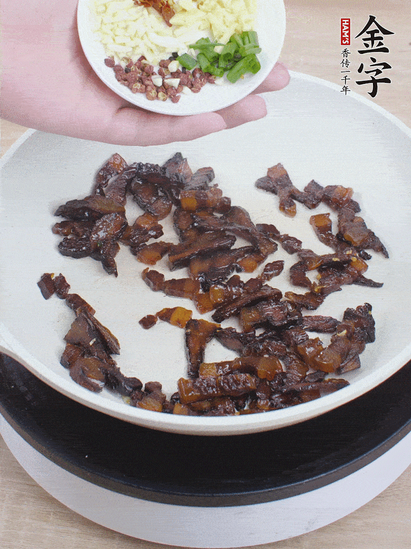 下蔥姜蒜、干辣椒、花椒粒炒香。