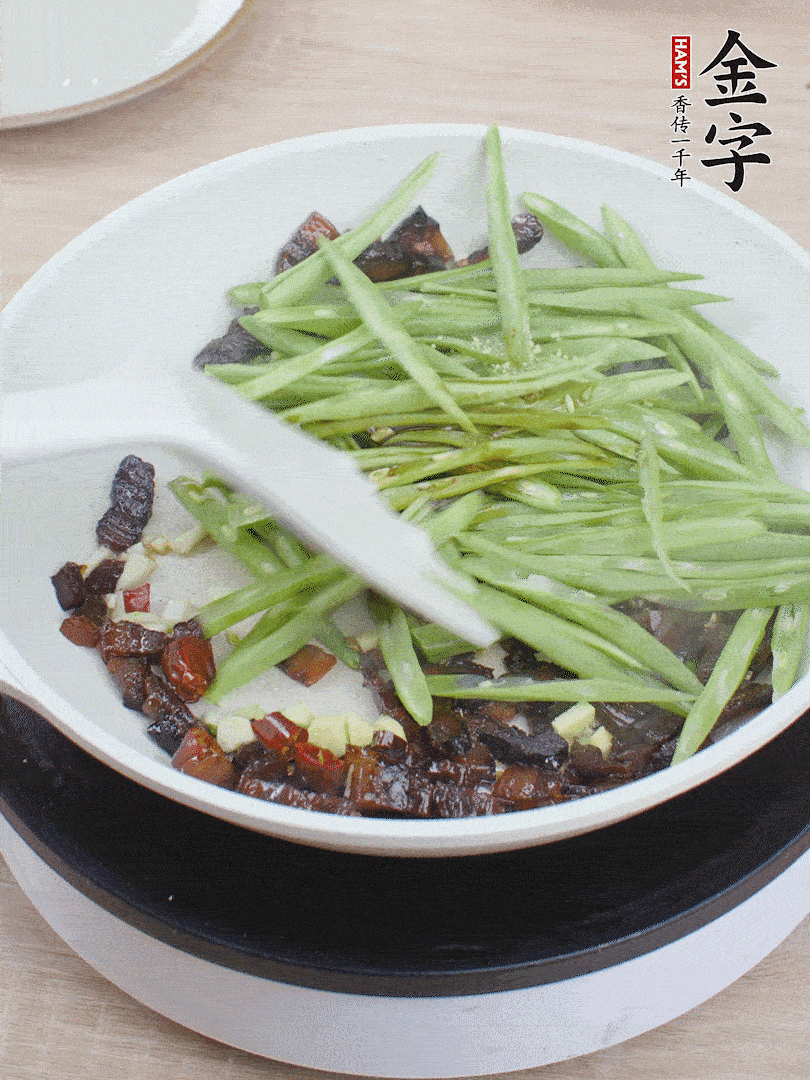 下豆角，生抽、雞精調(diào)味，炒到斷生。