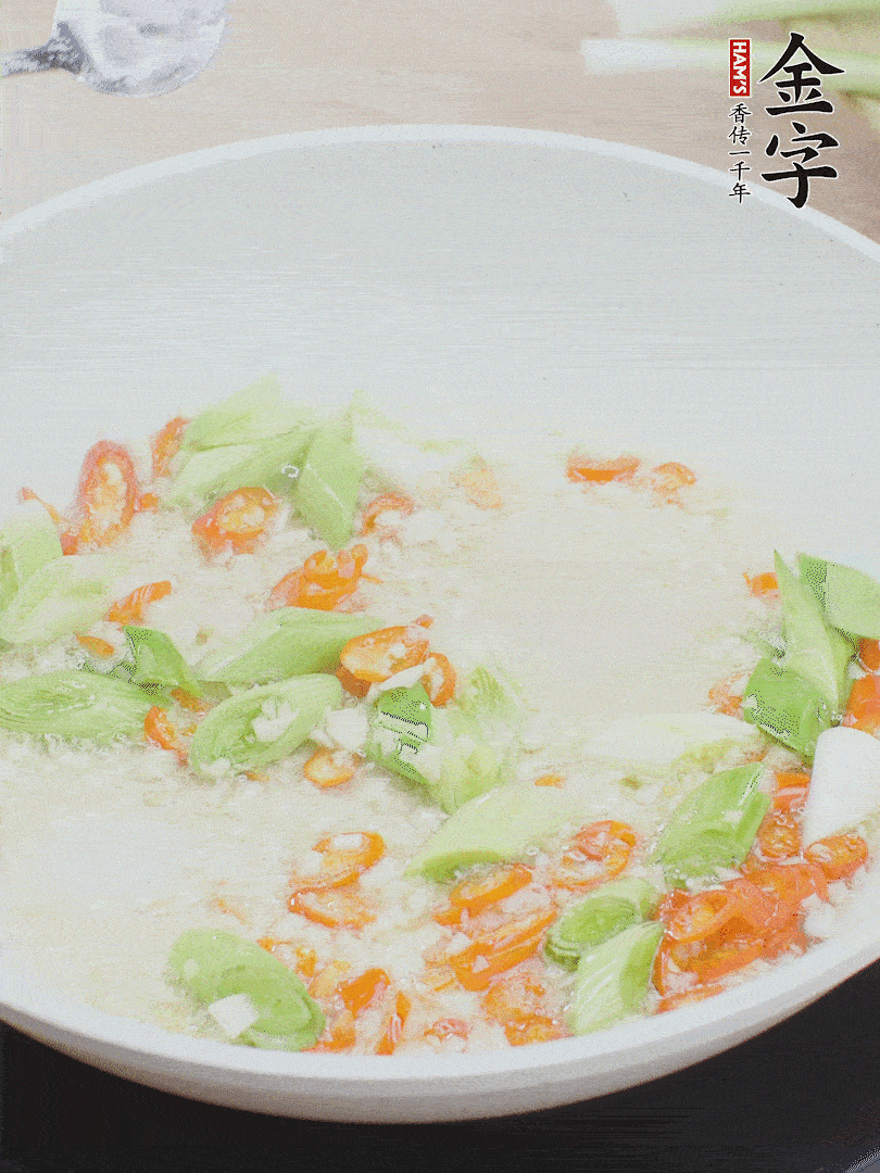 油5成熱時，下蒜末、辣椒、蒜白煸炒。