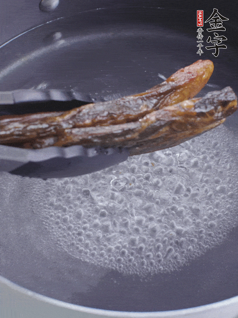 金字醬油肉水煮15分鐘，切薄片。