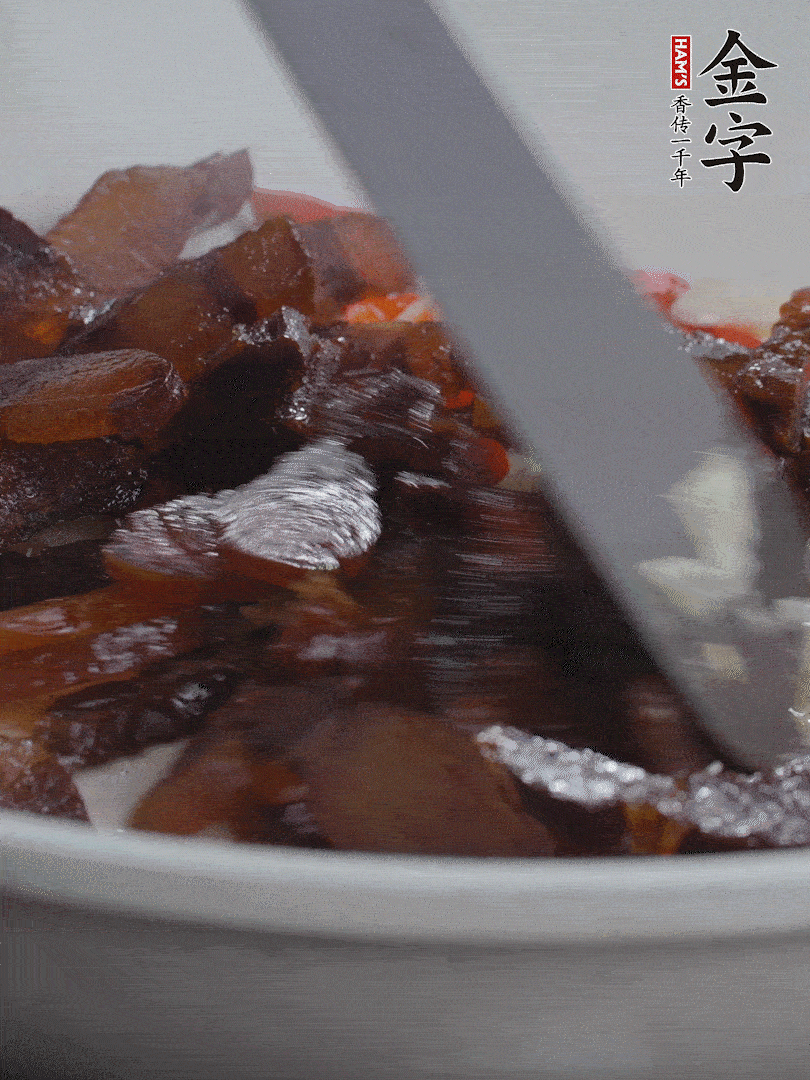 下醬油肉，煸出油脂。