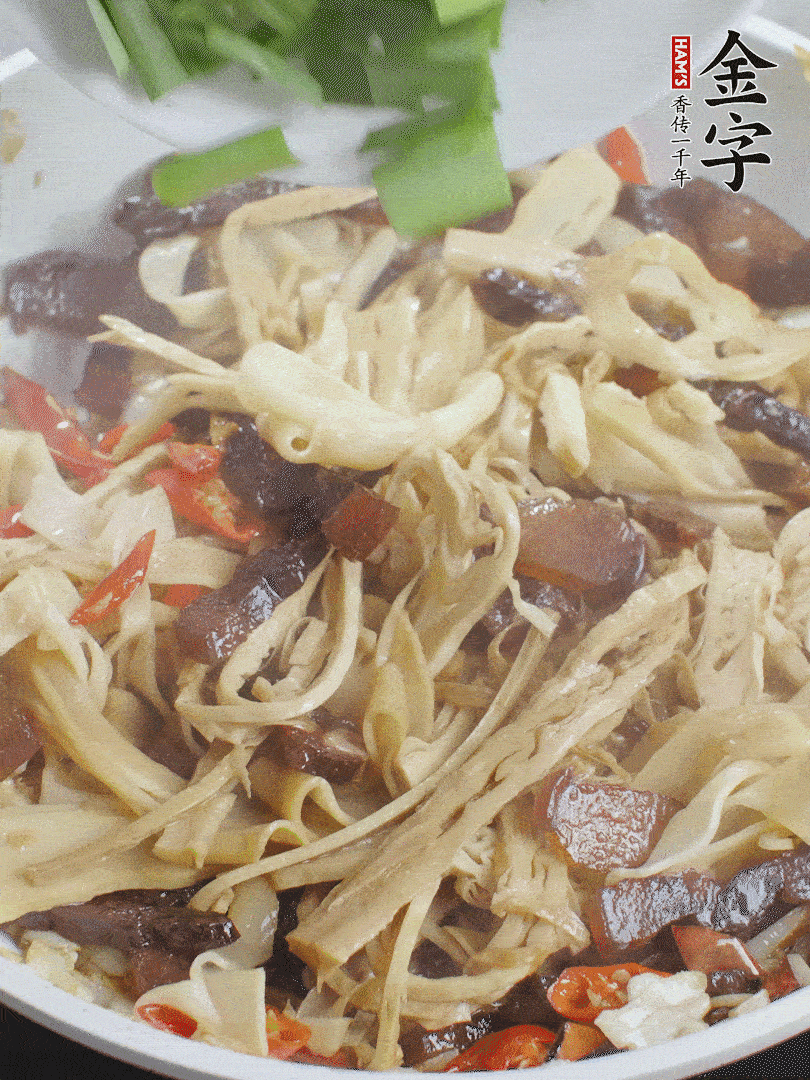 翻炒均勻，下蒜葉。