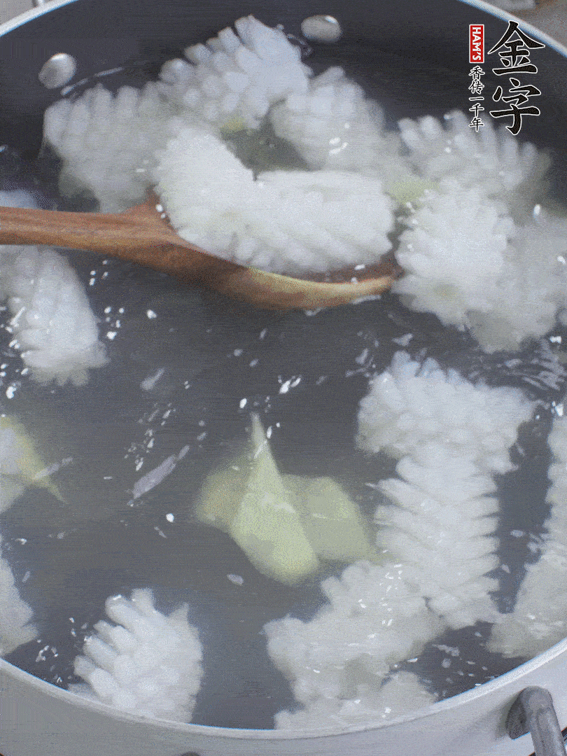 魷魚(yú)解凍后，加姜片、料酒汆燙30秒。
