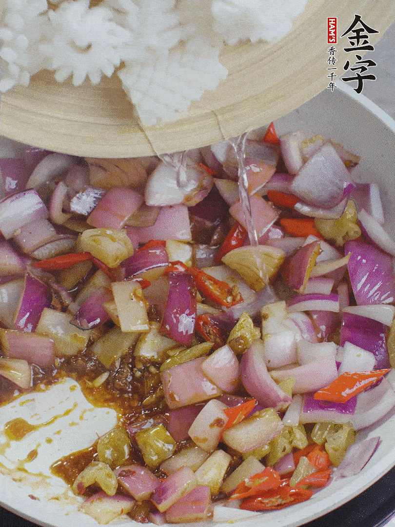 下魷魚(yú)花，2勺料酒炒勻。