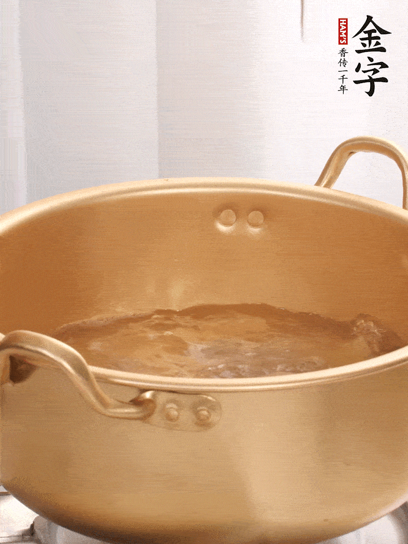 排骨加姜片、料酒，冷水下鍋焯水，撇去浮沫。