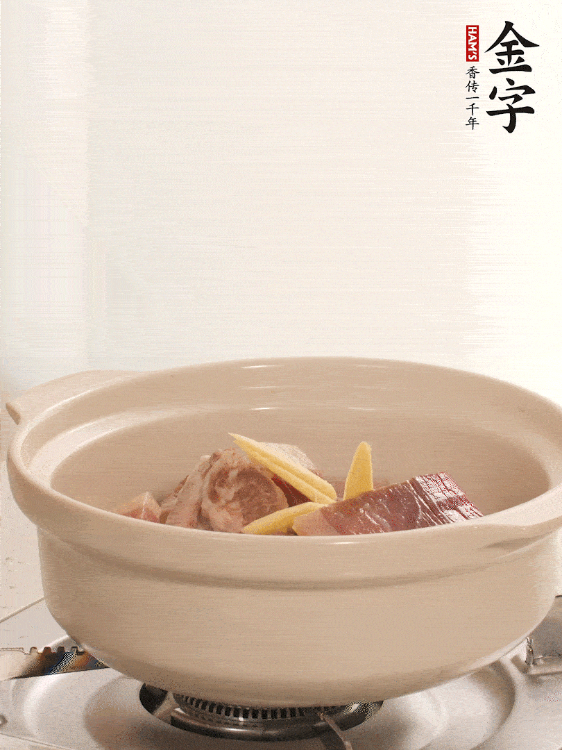 湯鍋放入排骨、火腿、姜，加適量水。煮開(kāi)后轉(zhuǎn)小火燉40分鐘。