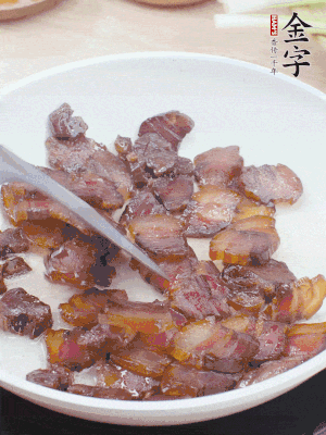 熱鍋少油，醬油肉煸出油脂，盛出。