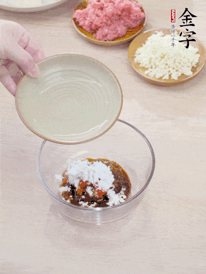 熱油起鍋，五花肉煸出油脂，表面微微發(fā)黃。