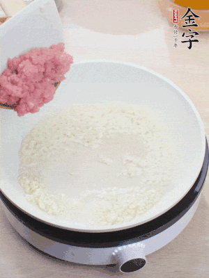 下火腿片、筍干均勻翻炒后，加2勺料酒、適量清水。