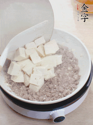 蓋蓋燉煮20分鐘后，加腐皮，撒一點(diǎn)枸杞。