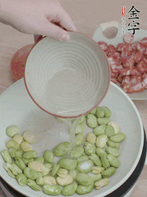 鍋中少油，下蠶豆略炒，加1/2勺鹽、一點(diǎn)糖、少許水炒勻。