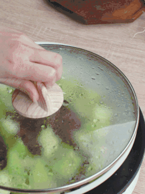 西葫蘆略出水時(shí)，加一小撮鹽調(diào)味。