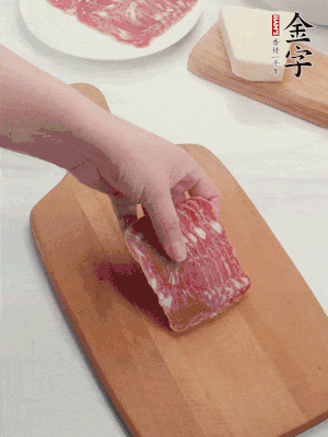 金字培根火腿改刀切小片；白洋蔥切丁；新鮮豌豆剝殼。