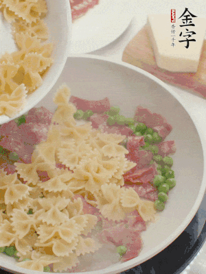1小勺鹽調(diào)味，混合一起燉煮一下。