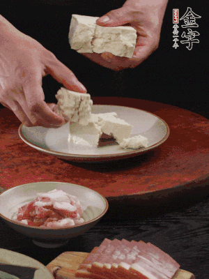 一塊老豆腐掰成大塊。