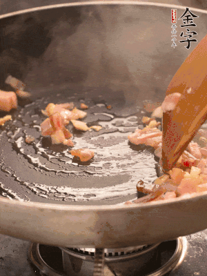 熱油爆香大蒜粒，煸香咸肉丁，淋一勺黃酒調(diào)味。