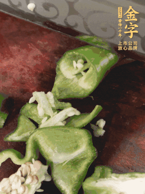 辣椒洗凈斜切成段，蒜切片。