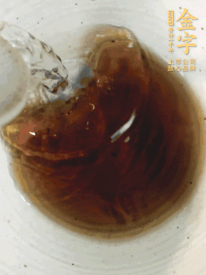 黃酒中加清水、蒸魚豉油、白砂糖混合均勻。