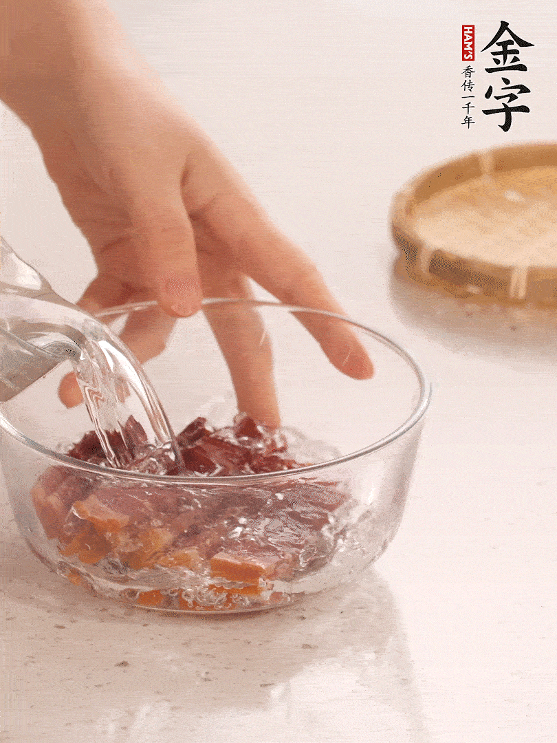 金字火腿切片，溫水泡5分鐘。