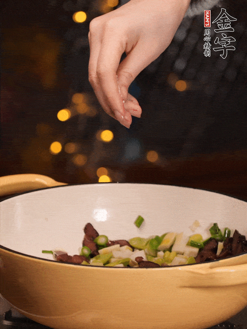 可以加點(diǎn)點(diǎn)水，再加菜苔，加點(diǎn)鹽、味精調(diào)味