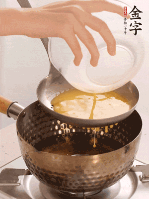 雞蛋過篩子倒入油鍋炸成蛋酥，瀝干油。