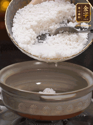 鍋底刷油，倒入米飯，水沒(méi)過(guò)即可，中小火燜10分鐘，戳幾個(gè)洞