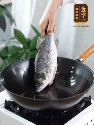 熱油，加1大勺豬油、姜片，再下鱸魚，煎至定型后翻面。（加點(diǎn)豬油，燉出的魚湯更容易變?yōu)榍逅哪贪咨＃?>
					</div>
					<span>步驟 3/6</span>
					<p>熱油，加1大勺豬油、姜片，再下鱸魚，煎至定型后翻面。（加點(diǎn)豬油，燉出的魚湯更容易變?yōu)榍逅哪贪咨?。?/p>
				</li><li>
					<div   id=