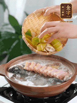 倒開水燉煮后轉(zhuǎn)移入砂鍋，淋料酒去腥、加少許鹽調(diào)味，再依次加咸肉、春筍燉煮15分鐘。