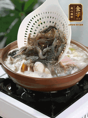 最后加一把蛤蜊、一把河蝦燜2分鐘，放一點(diǎn)白胡椒粉調(diào)味，撒上蔥花點(diǎn)綴！