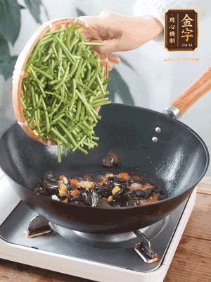 熱油煸香蒜末、姜粒、小米辣，再下臘肉煸炒出香味
