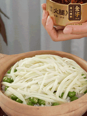 到水微干，放上豌豆、茭白絲。
