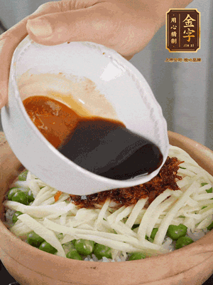 繼續(xù)小火燜3分鐘，淋上XO醬攪拌均勻。
