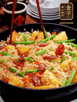 加水，沒(méi)過(guò)大部分食材。把瀝干水分的米飯均勻地鋪在上面，筷子戳幾個(gè)洞