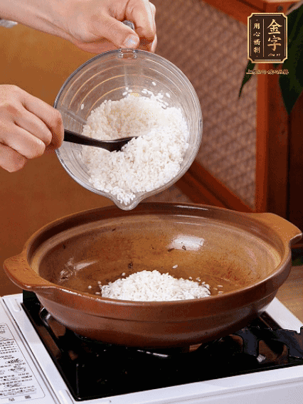 砂鍋中倒入煎羊肚菌的油，涂勻。加入提前浸泡過1小時(shí)的生米，再加入和生米齊平的水,,蓋蓋子，大火煮沸后轉(zhuǎn)小火煮至水分微干