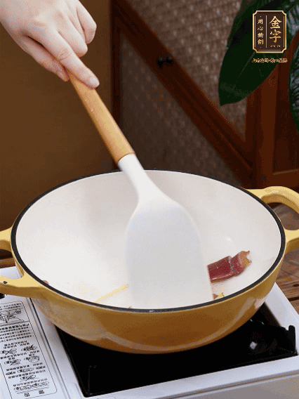 油熱，姜絲、火腿微微煸出香味