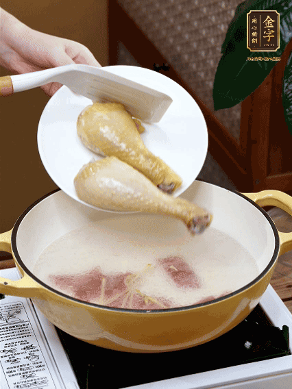 倒清水，放雞腿，大火煮開轉(zhuǎn)中小火煮20分鐘